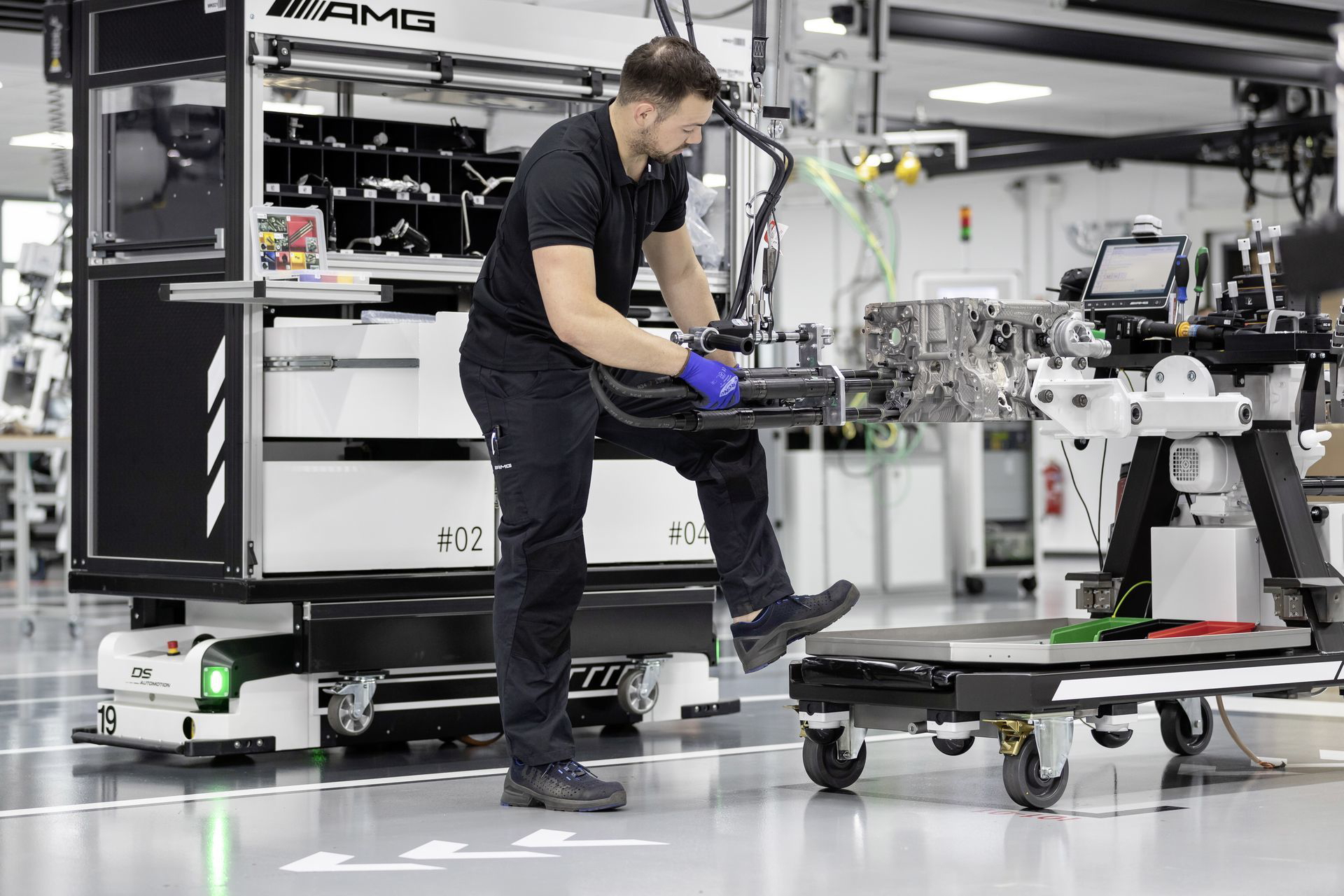 Neuer Mercedes Amg Vierzylinder Turbomotor Aus Hochmoderner Fertigung: Der Stärkste Serien Vierzylinder Der Welt, Made In Affalterbach New Mercedes Amg Four Cylinder Turbo Engine From Ultra Modern Production: The World's Most Powerful Four Cylinder Engin