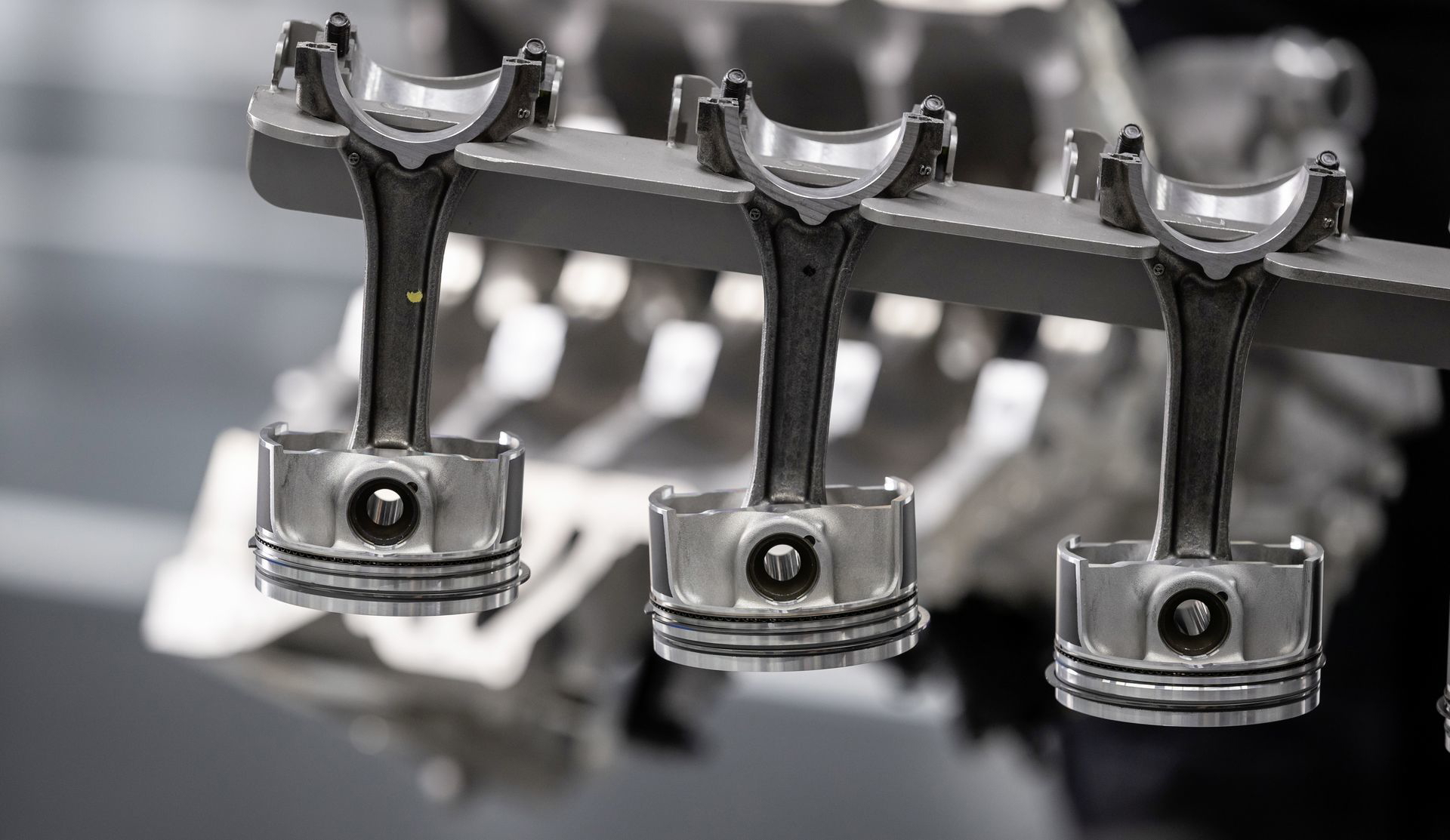 Neuer Mercedes Amg Vierzylinder Turbomotor Aus Hochmoderner Fertigung: Der Stärkste Serien Vierzylinder Der Welt, Made In Affalterbach New Mercedes Amg Four Cylinder Turbo Engine From Ultra Modern Production: The World's Most Powerful Four Cylinder Engin