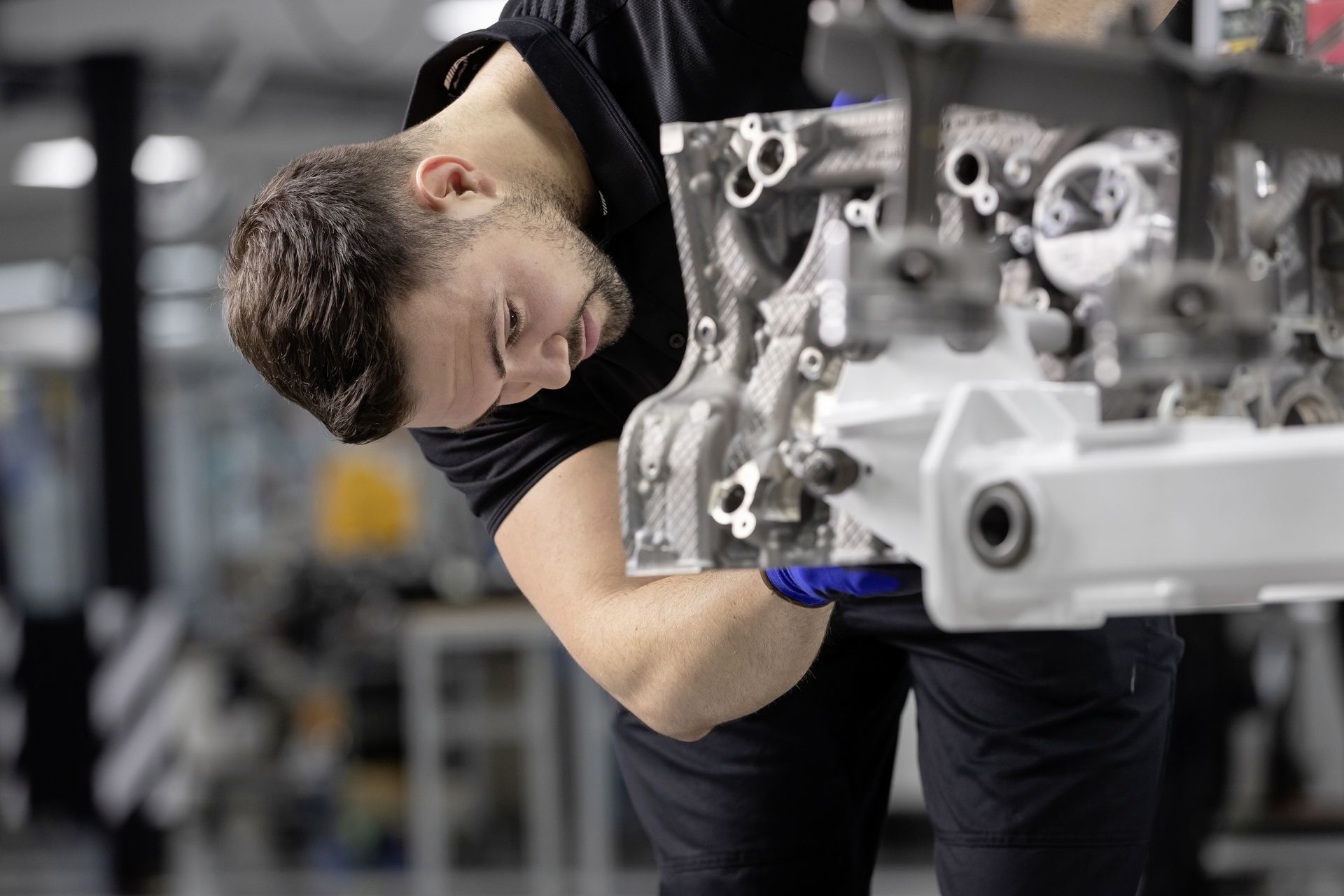 Neuer Mercedes Amg Vierzylinder Turbomotor Aus Hochmoderner Fertigung: Der Stärkste Serien Vierzylinder Der Welt, Made In Affalterbach New Mercedes Amg Four Cylinder Turbo Engine From Ultra Modern Production: The World's Most Powerful Four Cylinder Engin