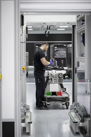 Neuer Mercedes Amg Vierzylinder Turbomotor Aus Hochmoderner Fertigung: Der Stärkste Serien Vierzylinder Der Welt, Made In Affalterbach New Mercedes Amg Four Cylinder Turbo Engine From Ultra Modern Production: The World's Most Powerful Four Cylinder Engin