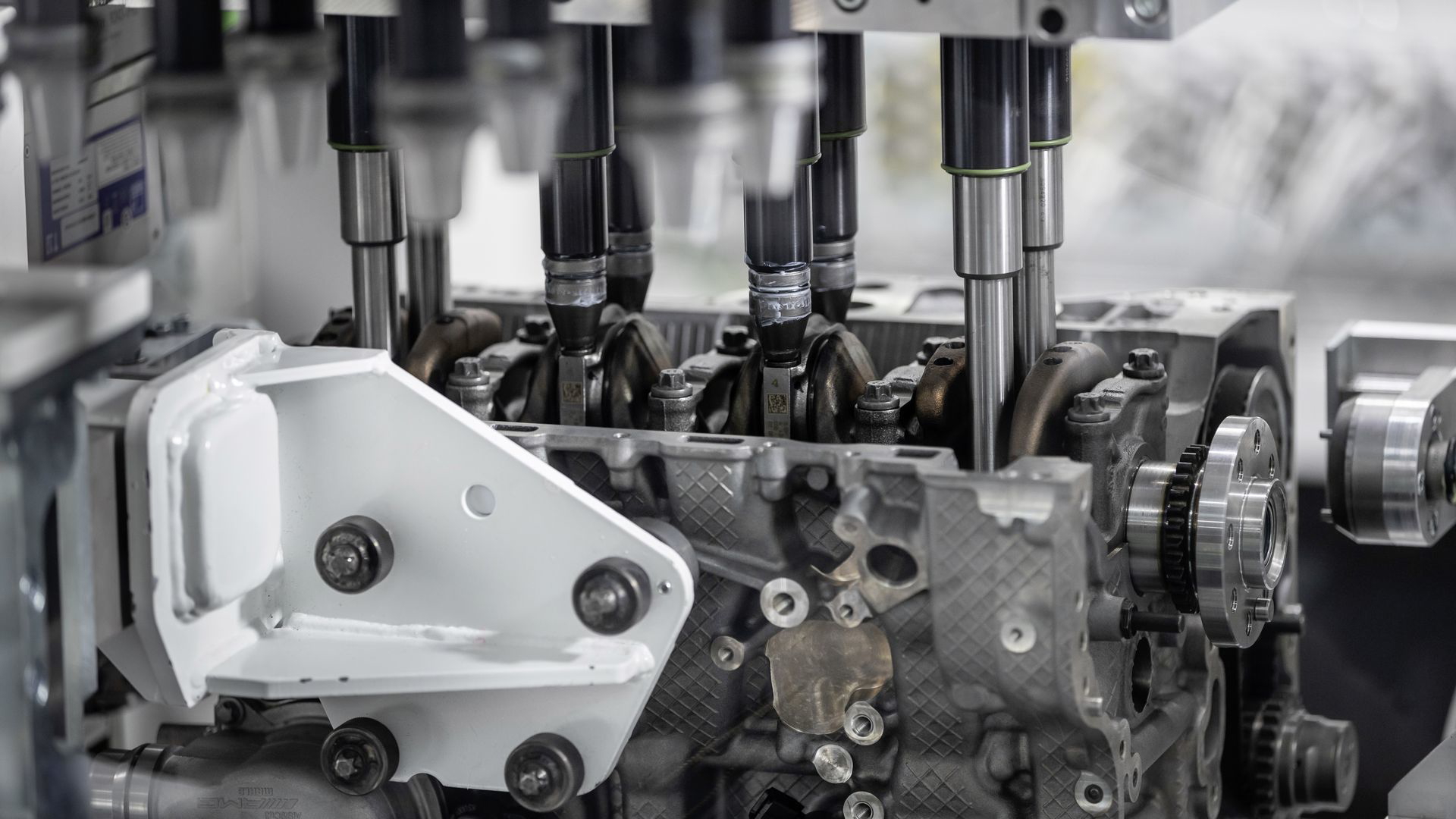 Neuer Mercedes Amg Vierzylinder Turbomotor Aus Hochmoderner Fertigung: Der Stärkste Serien Vierzylinder Der Welt, Made In Affalterbach New Mercedes Amg Four Cylinder Turbo Engine From Ultra Modern Production: The World's Most Powerful Four Cylinder Engin