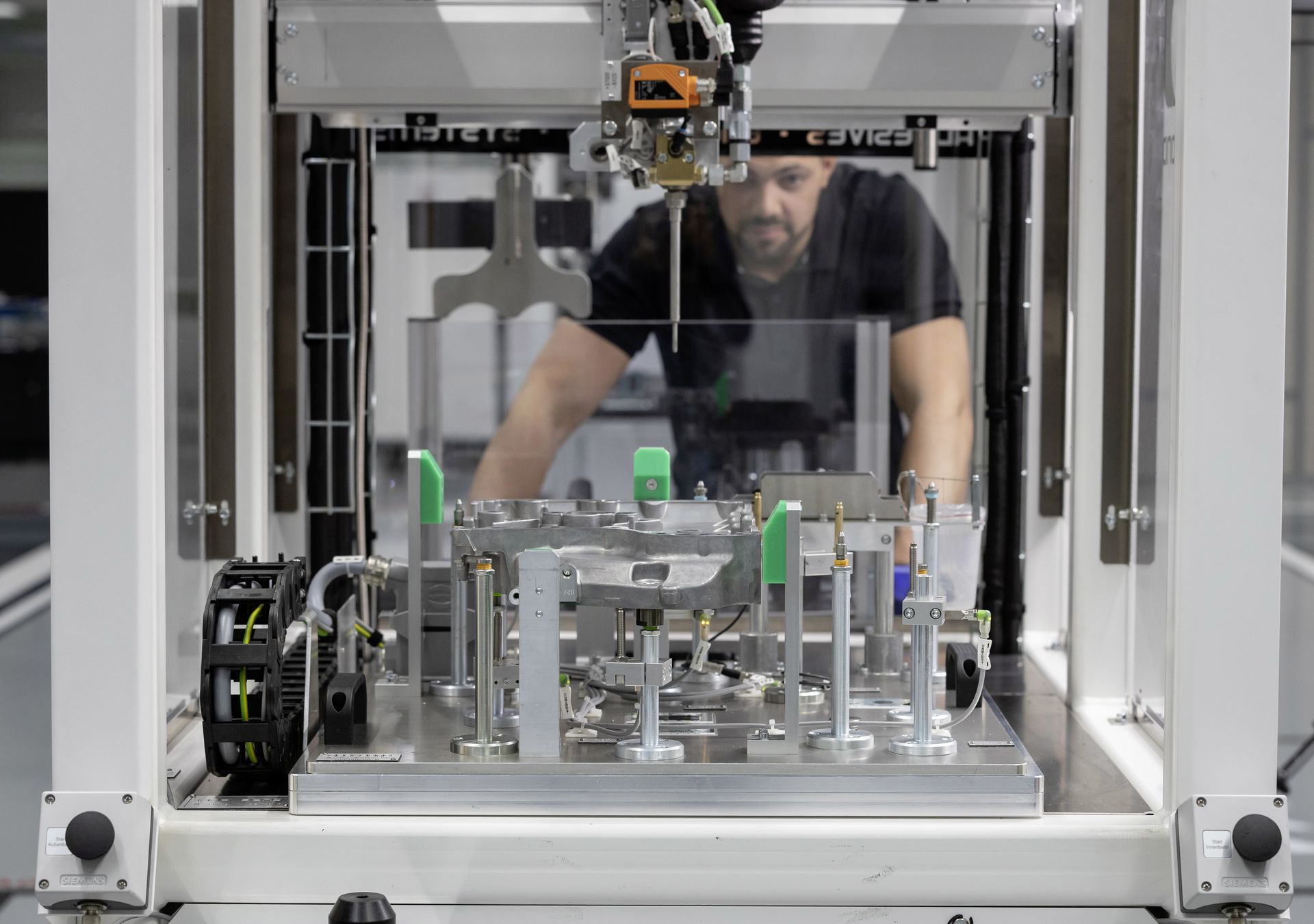 Neuer Mercedes Amg Vierzylinder Turbomotor Aus Hochmoderner Fertigung: Der Stärkste Serien Vierzylinder Der Welt, Made In Affalterbach New Mercedes Amg Four Cylinder Turbo Engine From Ultra Modern Production: The World's Most Powerful Four Cylinder Engin