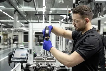 Neuer Mercedes Amg Vierzylinder Turbomotor Aus Hochmoderner Fertigung: Der Stärkste Serien Vierzylinder Der Welt, Made In Affalterbach New Mercedes Amg Four Cylinder Turbo Engine From Ultra Modern Production: The World's Most Powerful Four Cylinder Engin