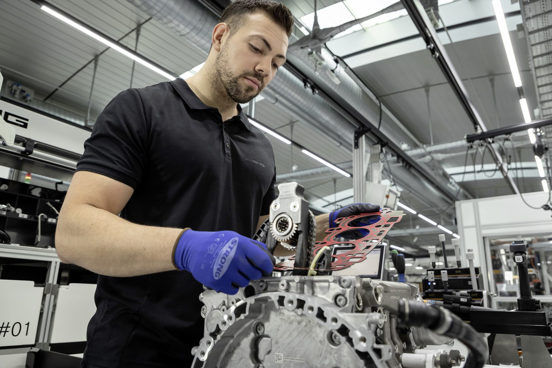 Neuer Mercedes Amg Vierzylinder Turbomotor Aus Hochmoderner Fertigung: Der Stärkste Serien Vierzylinder Der Welt, Made In Affalterbach New Mercedes Amg Four Cylinder Turbo Engine From Ultra Modern Production: The World's Most Powerful Four Cylinder Engin
