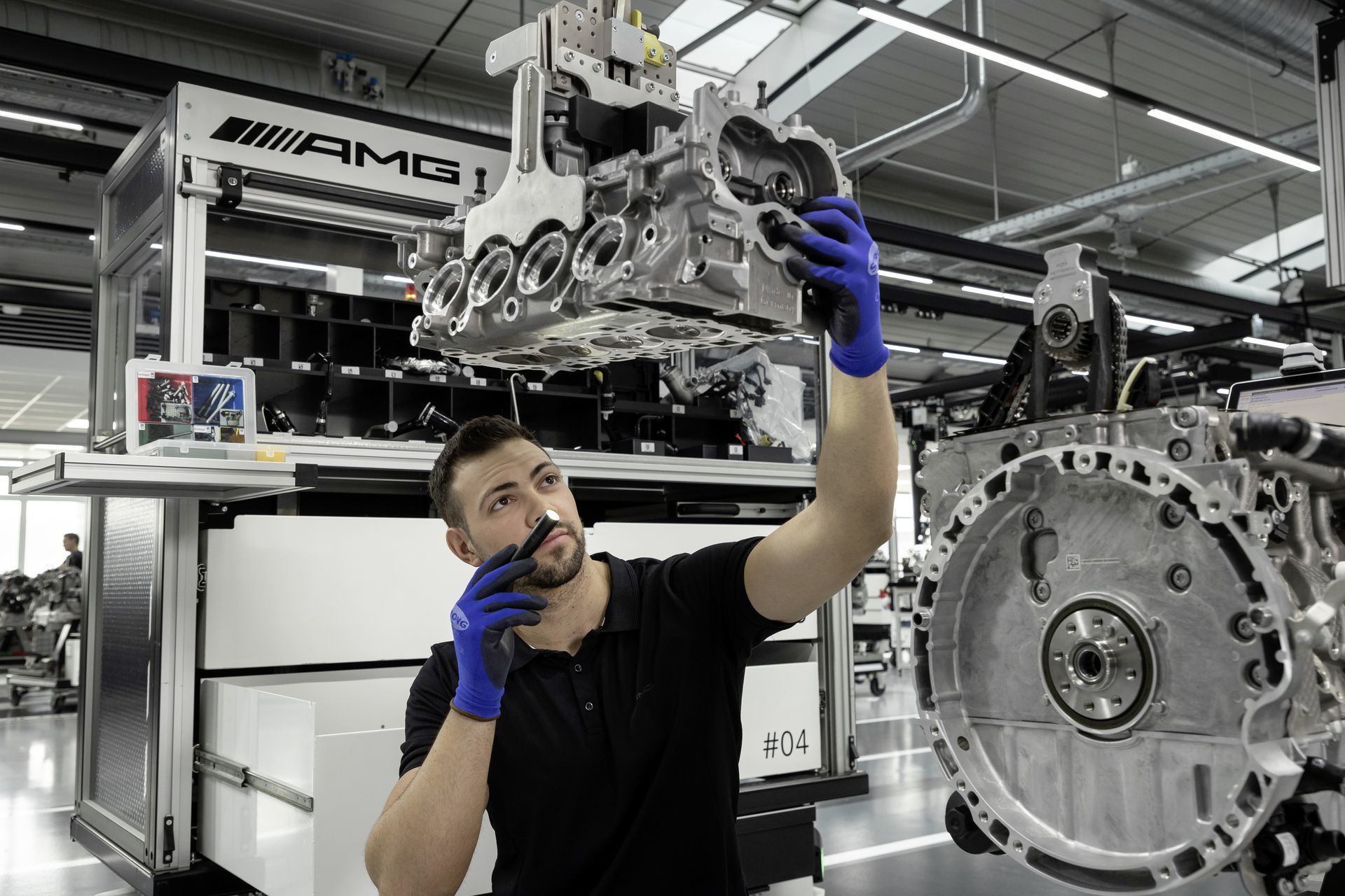 Neuer Mercedes Amg Vierzylinder Turbomotor Aus Hochmoderner Fertigung: Der Stärkste Serien Vierzylinder Der Welt, Made In Affalterbach New Mercedes Amg Four Cylinder Turbo Engine From Ultra Modern Production: The World's Most Powerful Four Cylinder Engin