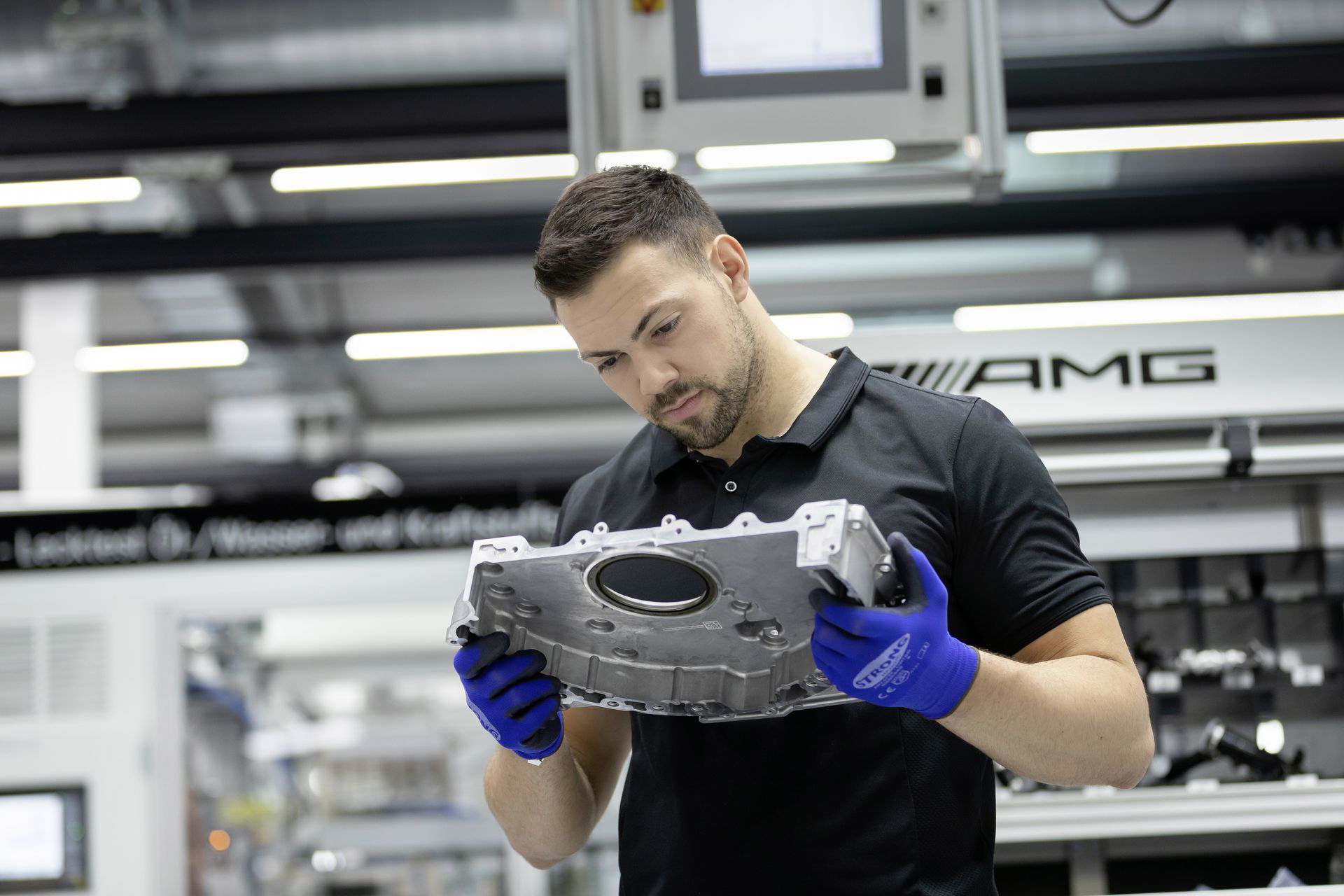 Neuer Mercedes Amg Vierzylinder Turbomotor Aus Hochmoderner Fertigung: Der Stärkste Serien Vierzylinder Der Welt, Made In Affalterbach New Mercedes Amg Four Cylinder Turbo Engine From Ultra Modern Production: The World's Most Powerful Four Cylinder Engin