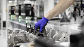 Neuer Mercedes Amg Vierzylinder Turbomotor Aus Hochmoderner Fertigung: Der Stärkste Serien Vierzylinder Der Welt, Made In Affalterbach New Mercedes Amg Four Cylinder Turbo Engine From Ultra Modern Production: The World's Most Powerful Four Cylinder Engin