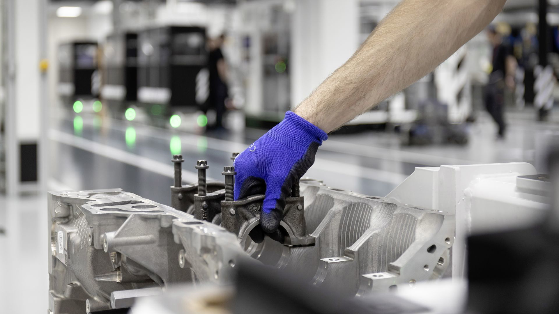 Neuer Mercedes Amg Vierzylinder Turbomotor Aus Hochmoderner Fertigung: Der Stärkste Serien Vierzylinder Der Welt, Made In Affalterbach New Mercedes Amg Four Cylinder Turbo Engine From Ultra Modern Production: The World's Most Powerful Four Cylinder Engin