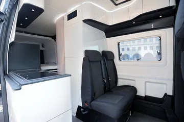 Mercedes Sprinter James Cook 2019 0619 010