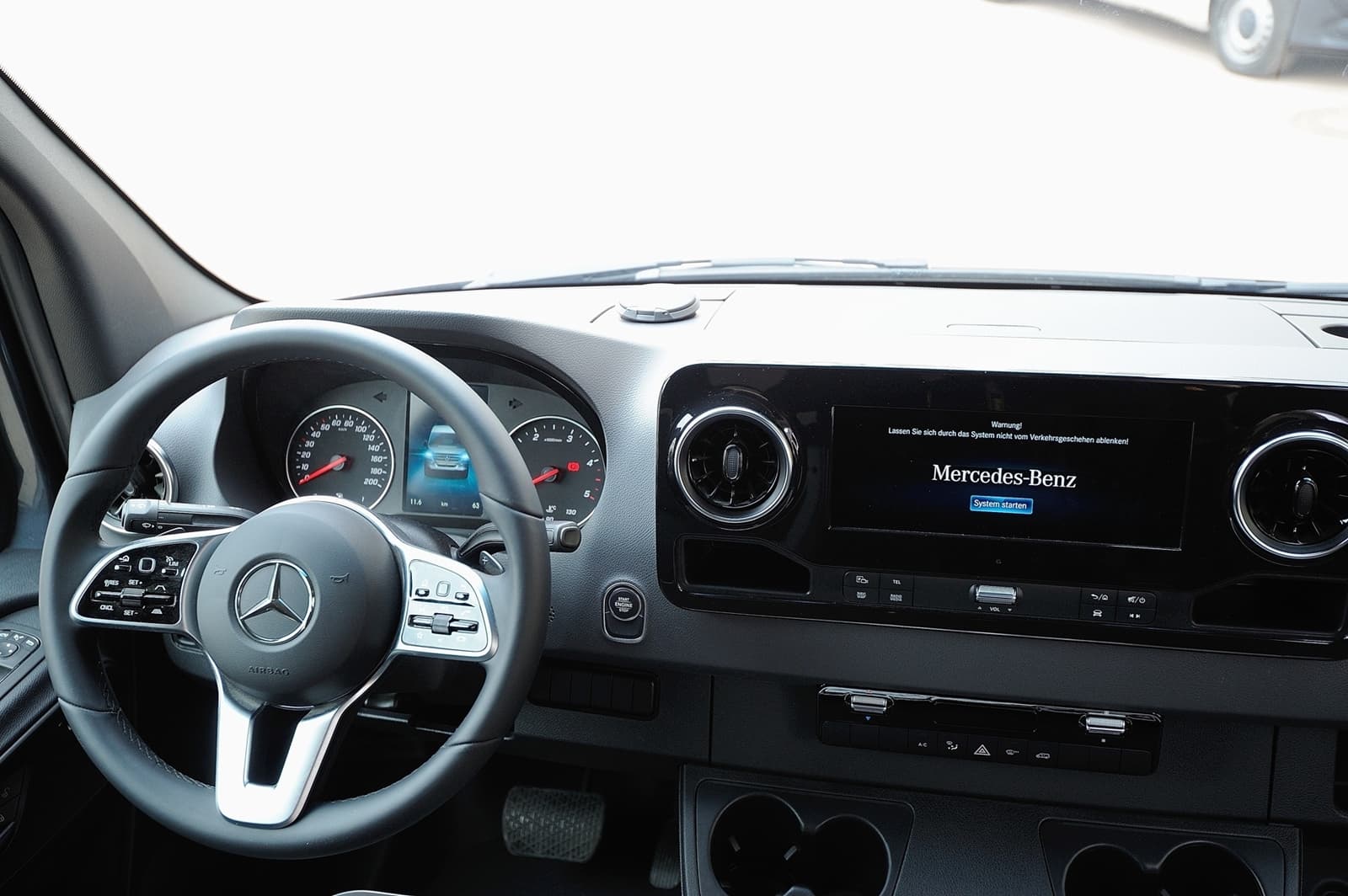 Mercedes Sprinter James Cook 2019 0619 014