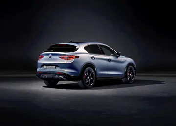 Vista trasera y lateral del Alfa Romeo Stelvio en un ambiente controlado