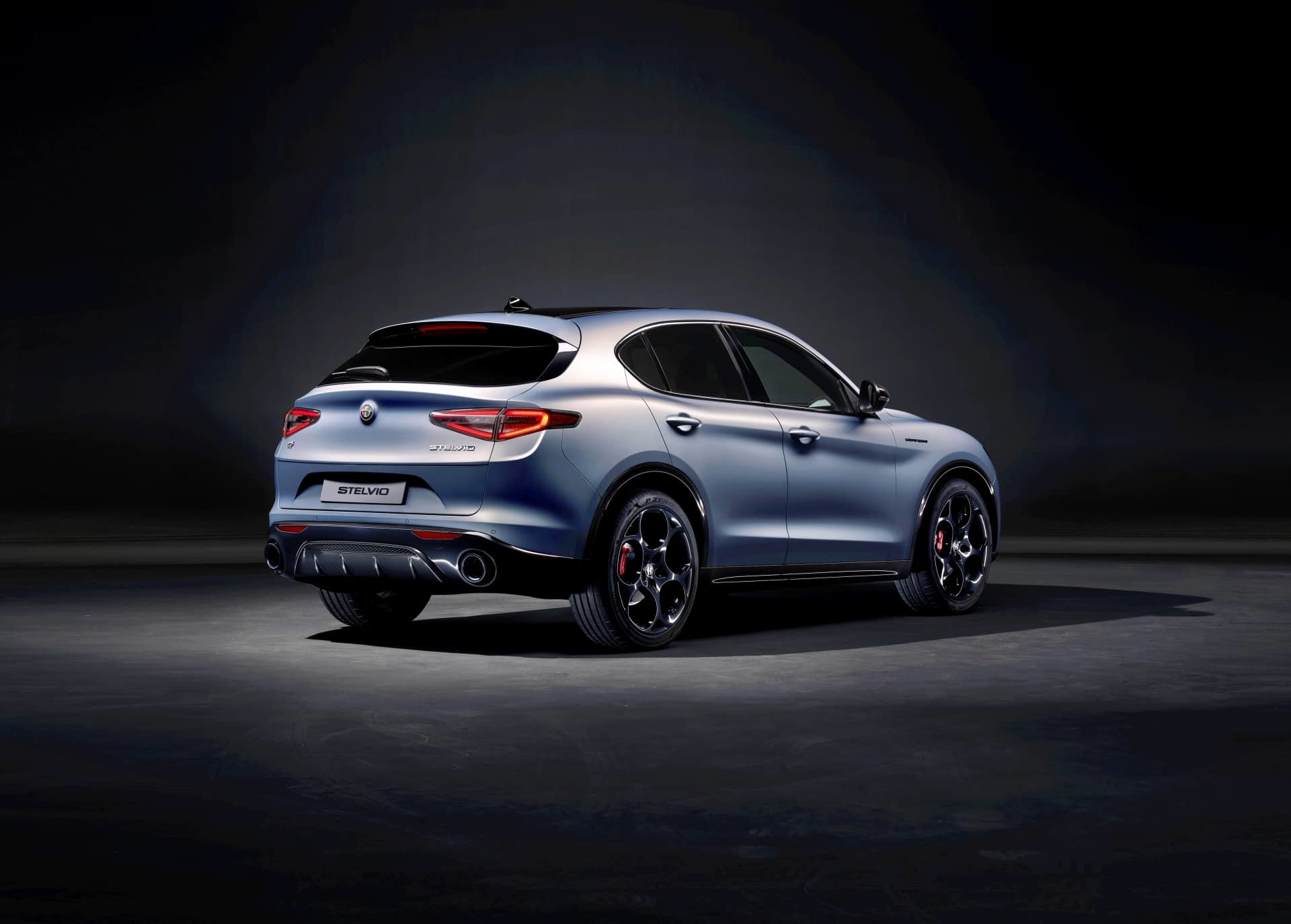 Vista trasera y lateral del Alfa Romeo Stelvio en un ambiente controlado