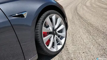 Tesla Model 3 Vs Alfa Romeo Giulia Quadrifoglio 0619 030