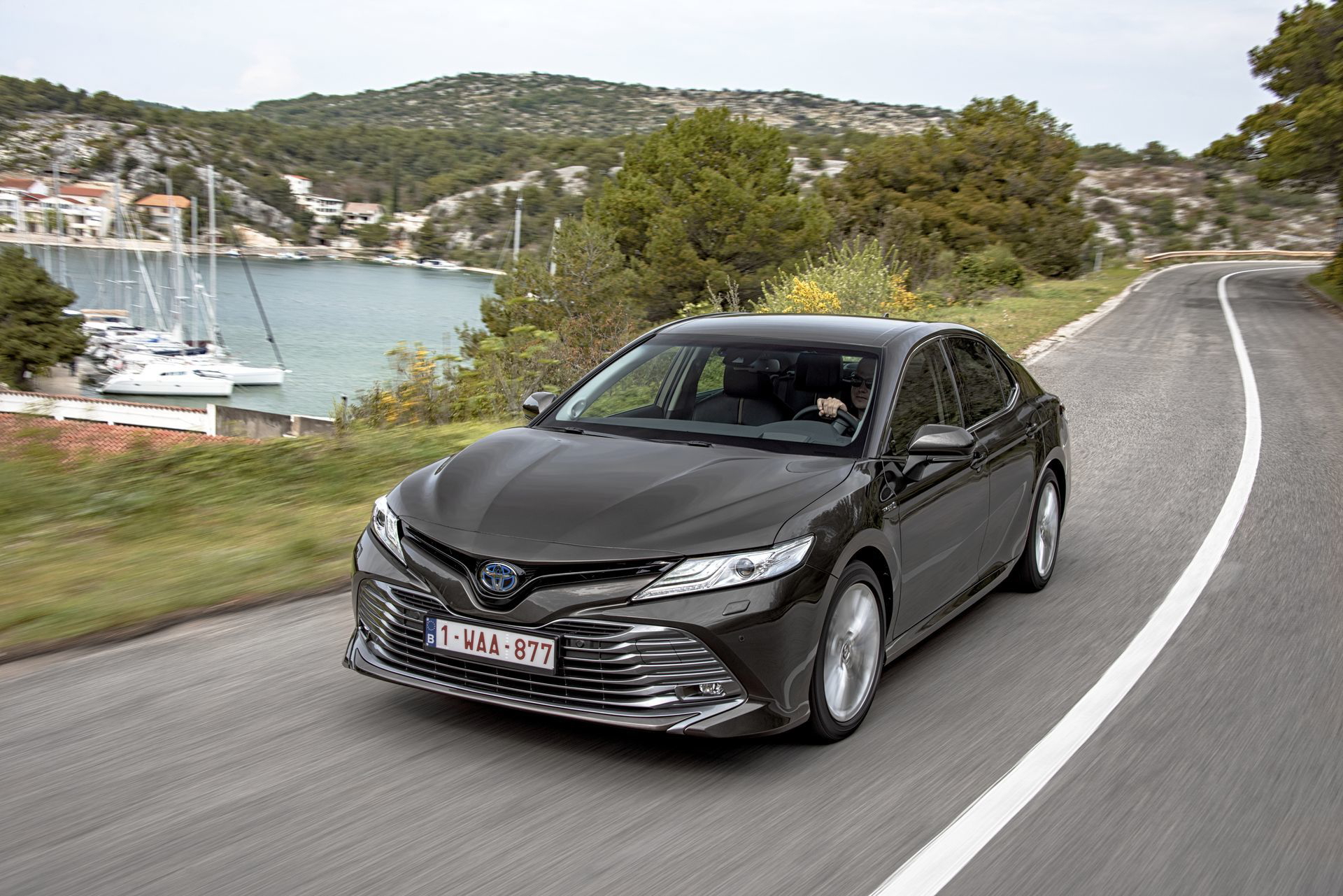 Toyota Camry Hybrid 2019 12