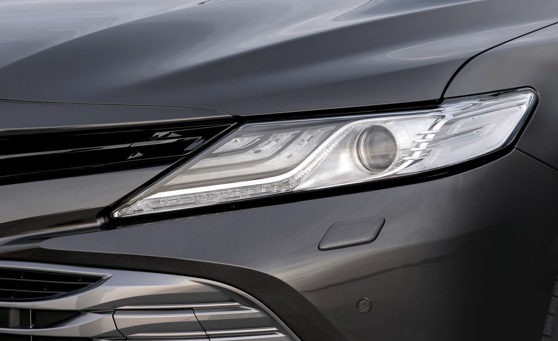 Toyota Camry Hybrid 2019 18