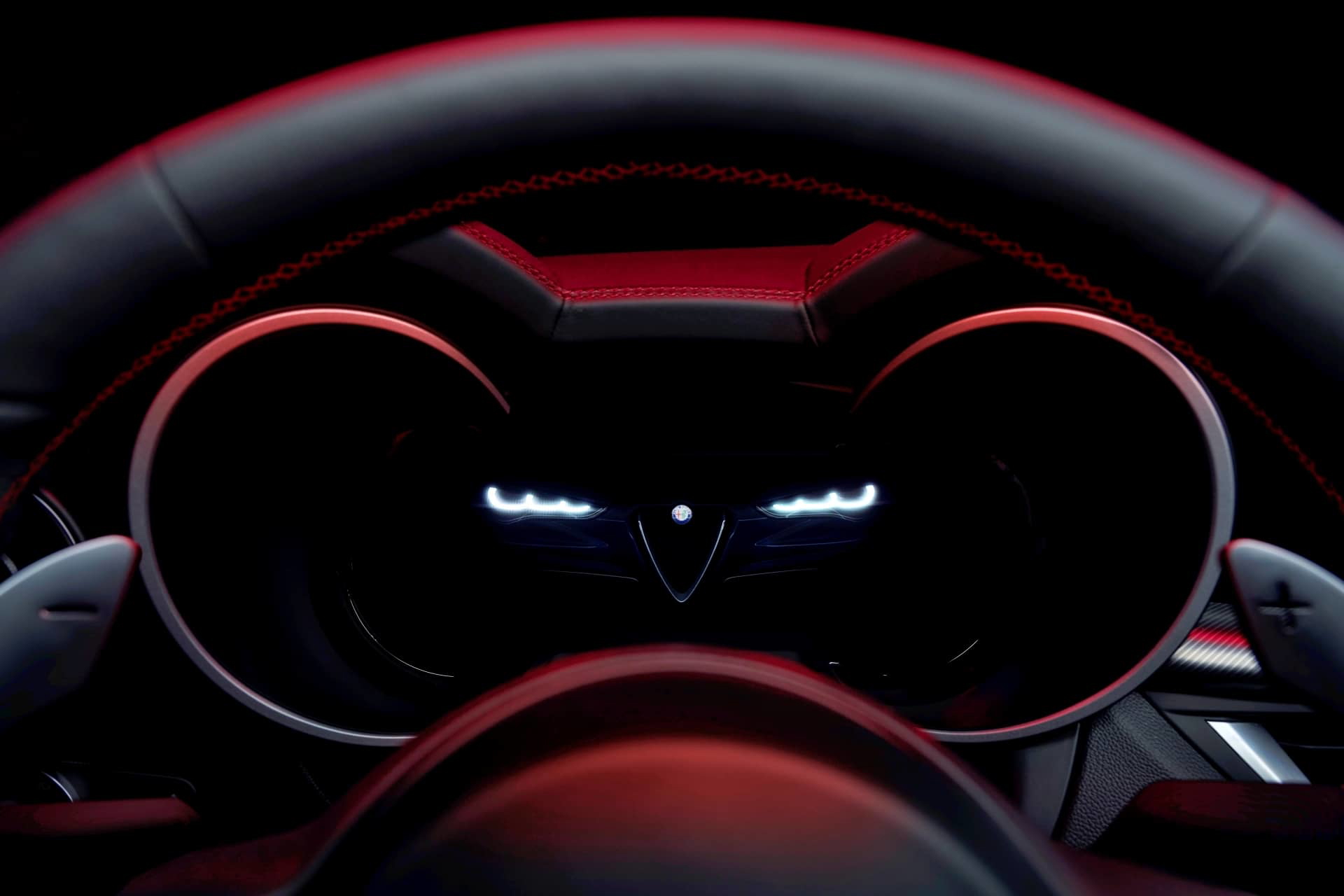 Vista del imponente volante del Alfa Romeo Stelvio, enfatizando su diseño deportivo.