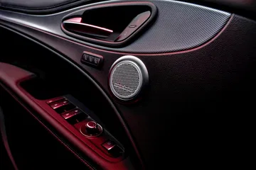 Control de mando en volante recubierto de cuero del Alfa Romeo Stelvio.