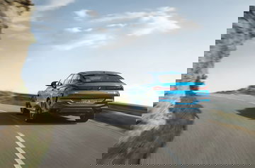 Vista trasera y lateral del BMW X6 mostrando su diseño dinámico y robusto.