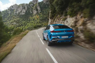 BMW X6 mostrando su imponente diseño y capacidad en ruta de montaña.