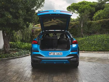 Vista trasera del BMW X6 con el maletero abierto mostrando capacidad de carga.