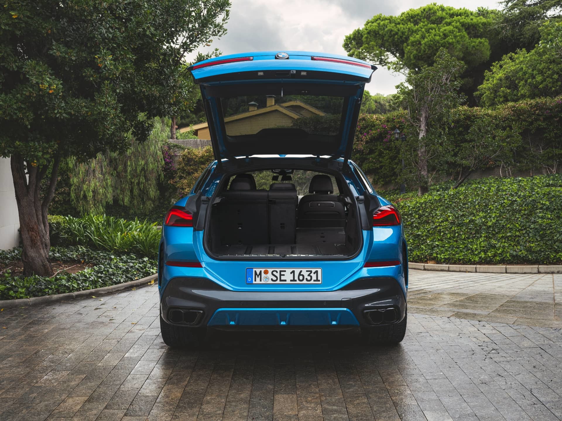 Vista trasera del BMW X6 con el maletero abierto mostrando capacidad de carga.