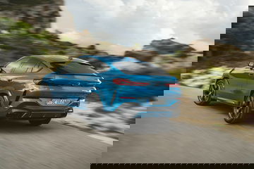 El BMW X6 exhibe su diseño atrevido y deportividad con una línea de techo inclinada.