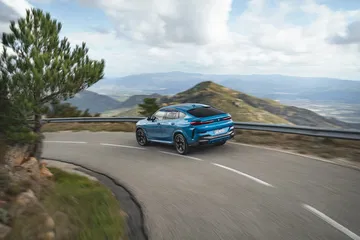 Diseño robusto y atlético del BMW X6 en carretera