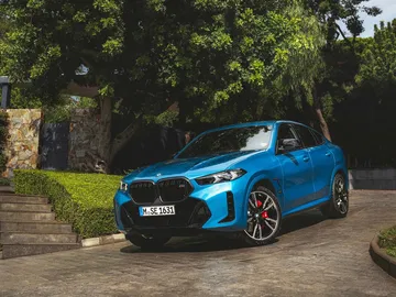 Vista lateral dinámica del BMW X6, destacando su silueta coupe.