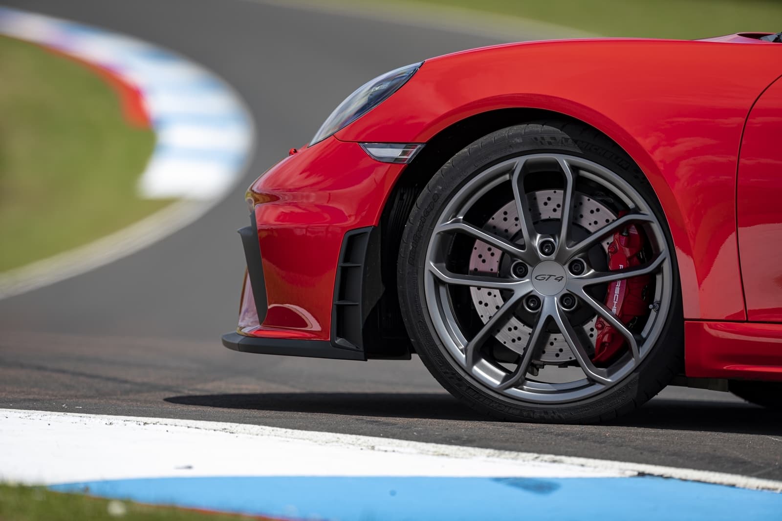 Porsche 718 Cayman Gt4 0719 008