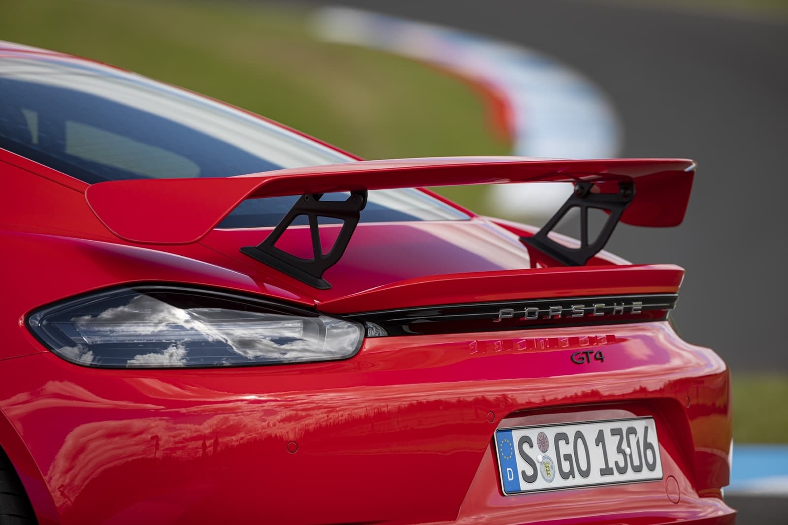 Porsche 718 Cayman Gt4 0719 010