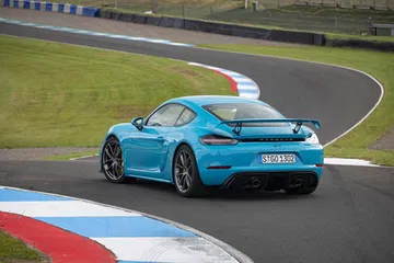 Porsche 718 Cayman Gt4 0719 075