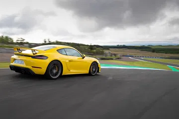 Porsche 718 Cayman Gt4 0719 121