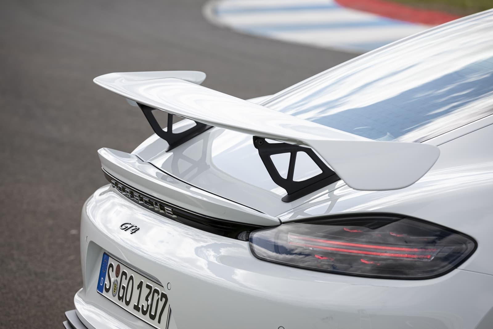 Porsche 718 Cayman Gt4 0719 135