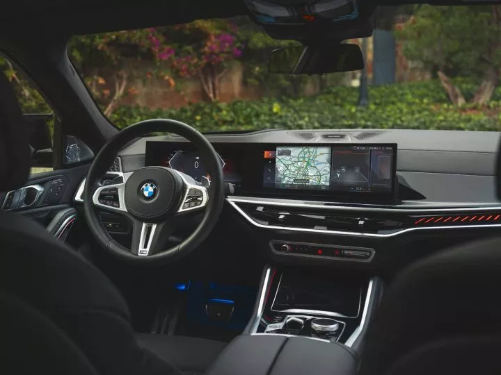 Volante multifunción y panel de instrumentos digital del BMW X6.