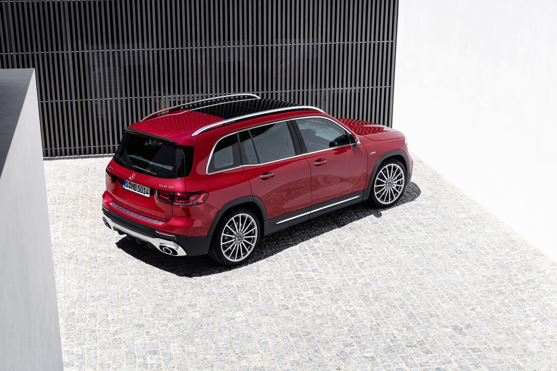 Konkurrenzlos In Seiner Klasse: Der Neue Glb 35 4matic Kombiniert Mit Einer Hohen Variabilität, Viel Platz Und Mit Hohem Fahrspaß Unrivalled In Its Class: The New Glb 35 4matic Combines Great Variability And Plenty Of Space With Sheer Driving Pleasure