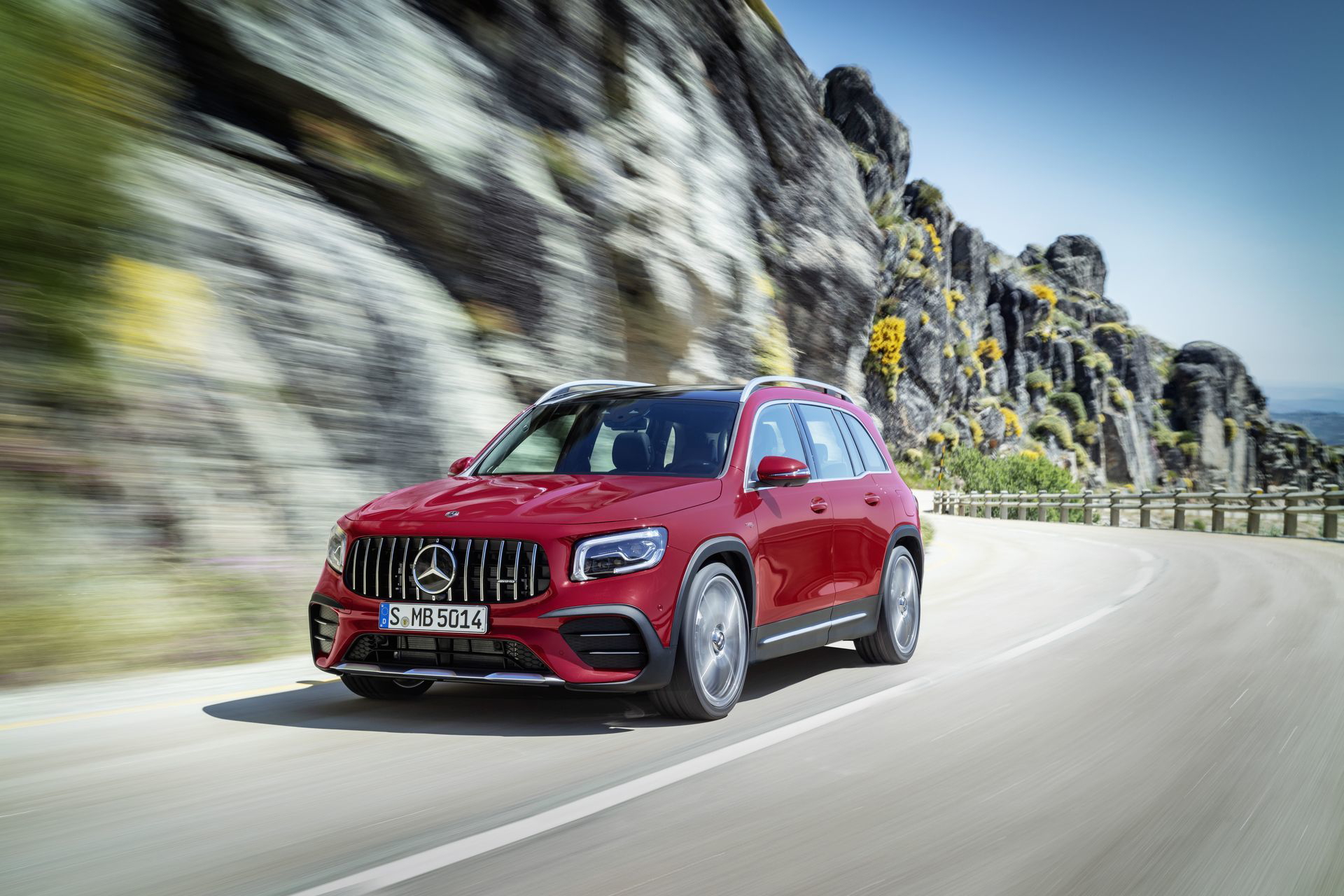 Konkurrenzlos In Seiner Klasse: Der Neue Glb 35 4matic Kombiniert Mit Einer Hohen Variabilität, Viel Platz Und Mit Hohem Fahrspaß Unrivalled In Its Class: The New Glb 35 4matic Combines Great Variability And Plenty Of Space With Sheer Driving Pleasure
