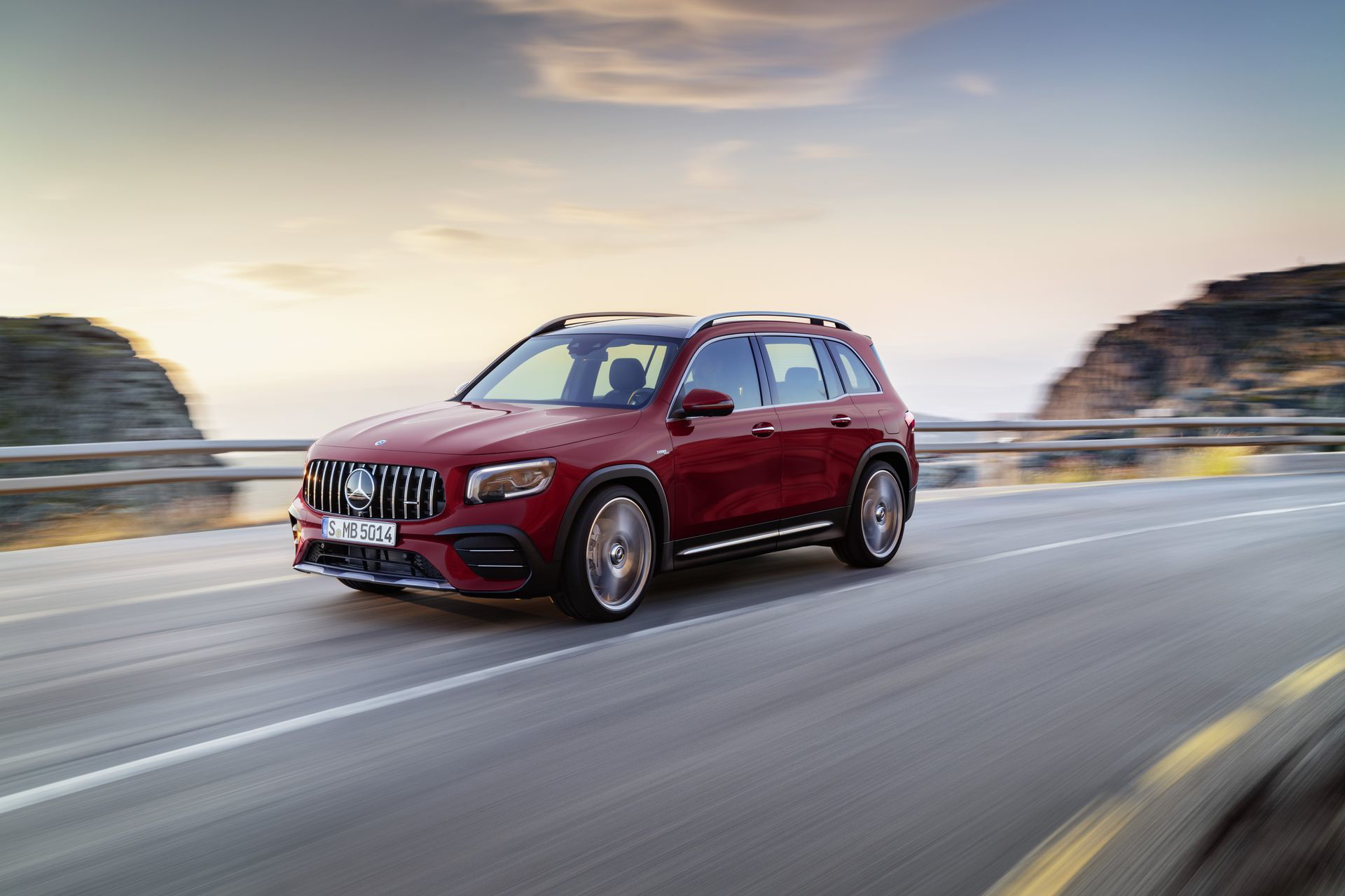 Konkurrenzlos In Seiner Klasse: Der Neue Glb 35 4matic Kombiniert Mit Einer Hohen Variabilität, Viel Platz Und Mit Hohem Fahrspaß Unrivalled In Its Class: The New Glb 35 4matic Combines Great Variability And Plenty Of Space With Sheer Driving Pleasure