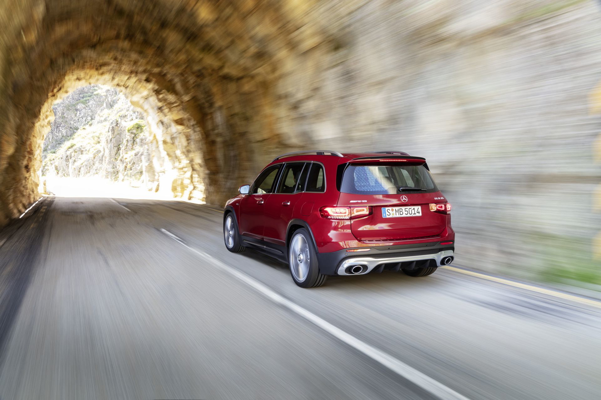 Konkurrenzlos In Seiner Klasse: Der Neue Glb 35 4matic Kombiniert Mit Einer Hohen Variabilität, Viel Platz Und Mit Hohem Fahrspaß Unrivalled In Its Class: The New Glb 35 4matic Combines Great Variability And Plenty Of Space With Sheer Driving Pleasure