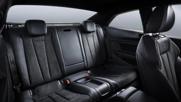 Vista de los asientos traseros del Audi A5 Coupé, tapicería de cuero y acabados de calidad.