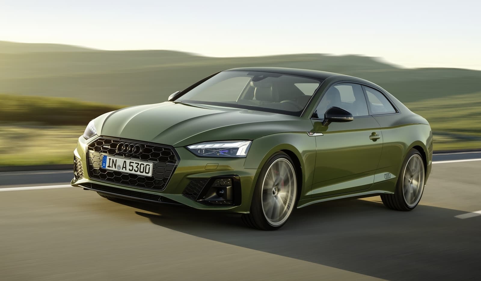 Vista dinámica del Audi A5 2020 en color verde resaltando la parrilla y silueta lateral.
