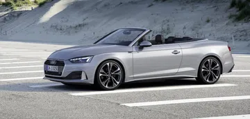 Vista lateral del Audi A5 Cabrio en movimiento mostrando su línea dinámica