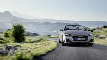 Audi A5 Cabriolet en movimiento, mostrando su diseño frontal y lateral.