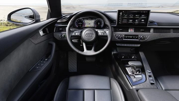 Vista del habitáculo conductor del Audi A5 Cabriolet, con enfoque en volante y consola central.