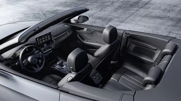 Vista lateral del habitáculo del Audi A5 Cabriolet, destacando la elegancia y el confort de los asientos.