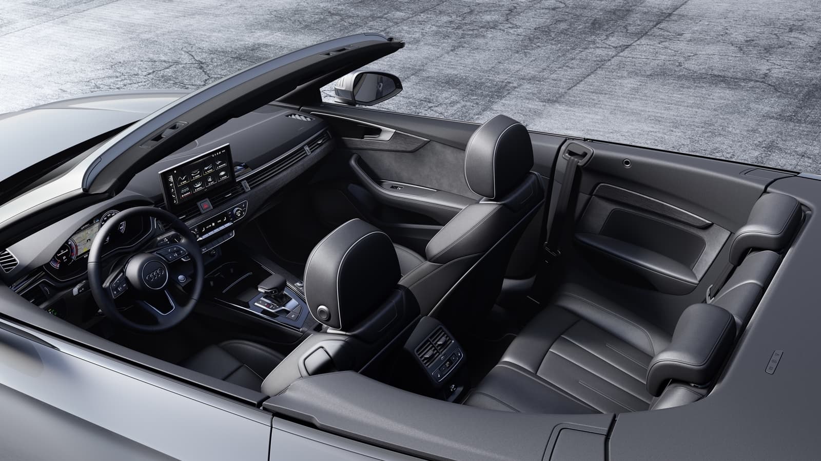 Vista lateral del habitáculo del Audi A5 Cabriolet, destacando la elegancia y el confort de los asientos.