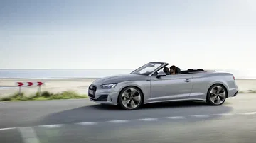 Vista lateral del Audi A5 Cabriolet destacando su diseño elegante.