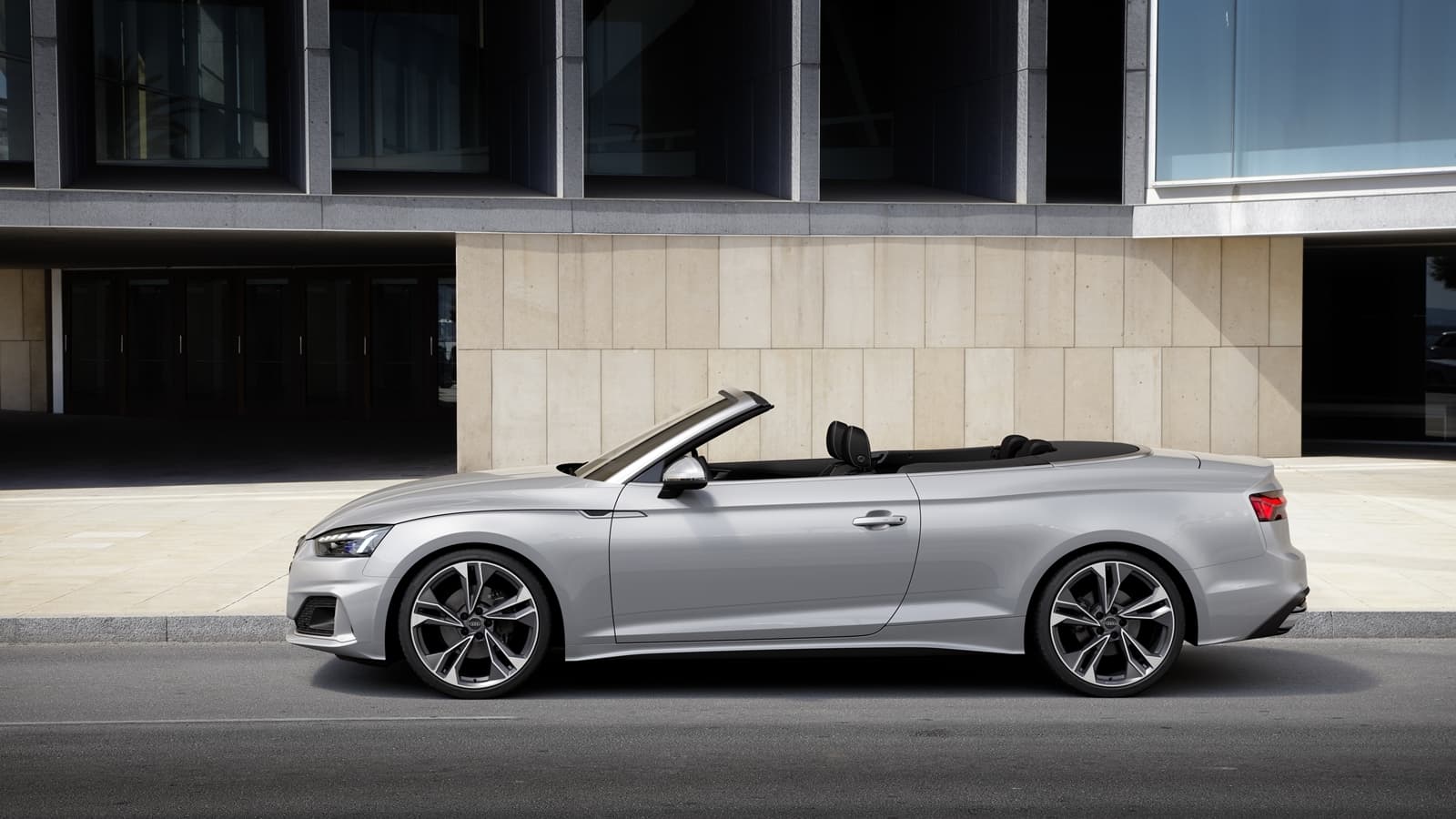 Vista lateral del Audi A5 Cabriolet con techo abierto y línea dinámica.