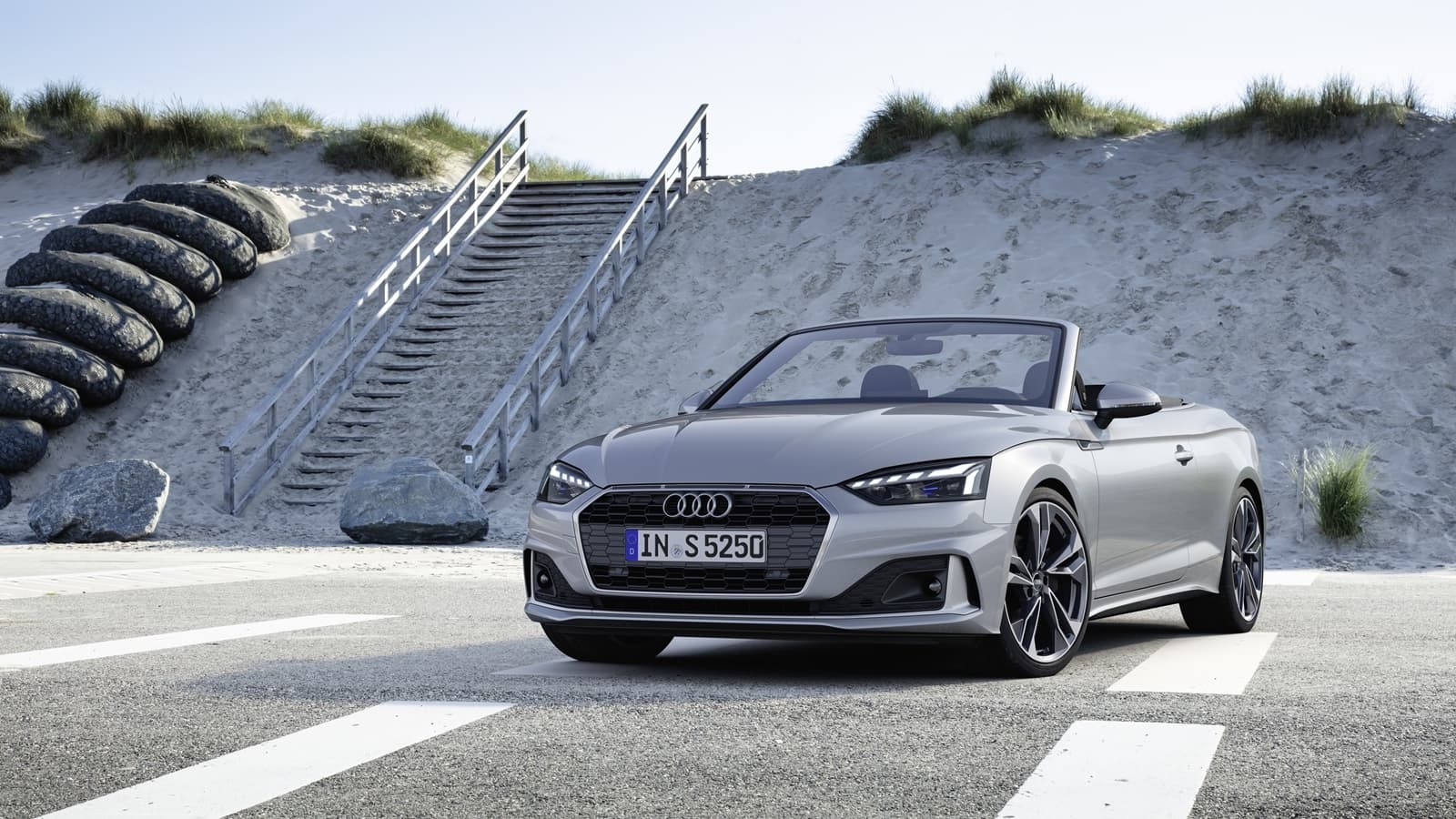 Vista frontal y lateral del Audi A5 Cabriolet, destacando su diseño elegante.