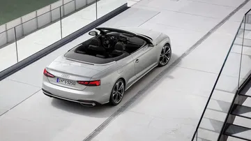 Vista superior trasera del Audi A5 Cabriolet, destacando su diseño y línea de techo.