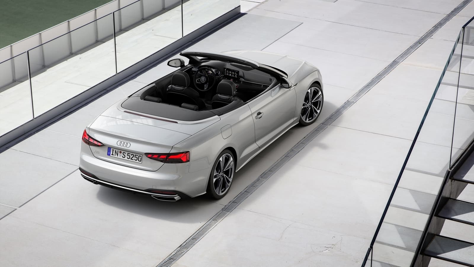 Vista superior trasera del Audi A5 Cabriolet, destacando su diseño y línea de techo.